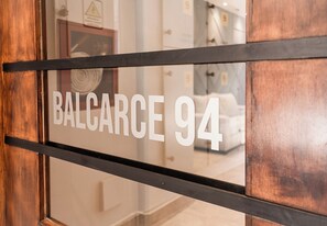A hotel room door with a sign reading "BALCARCE 94". - RentUp Suites Salta (Salta)