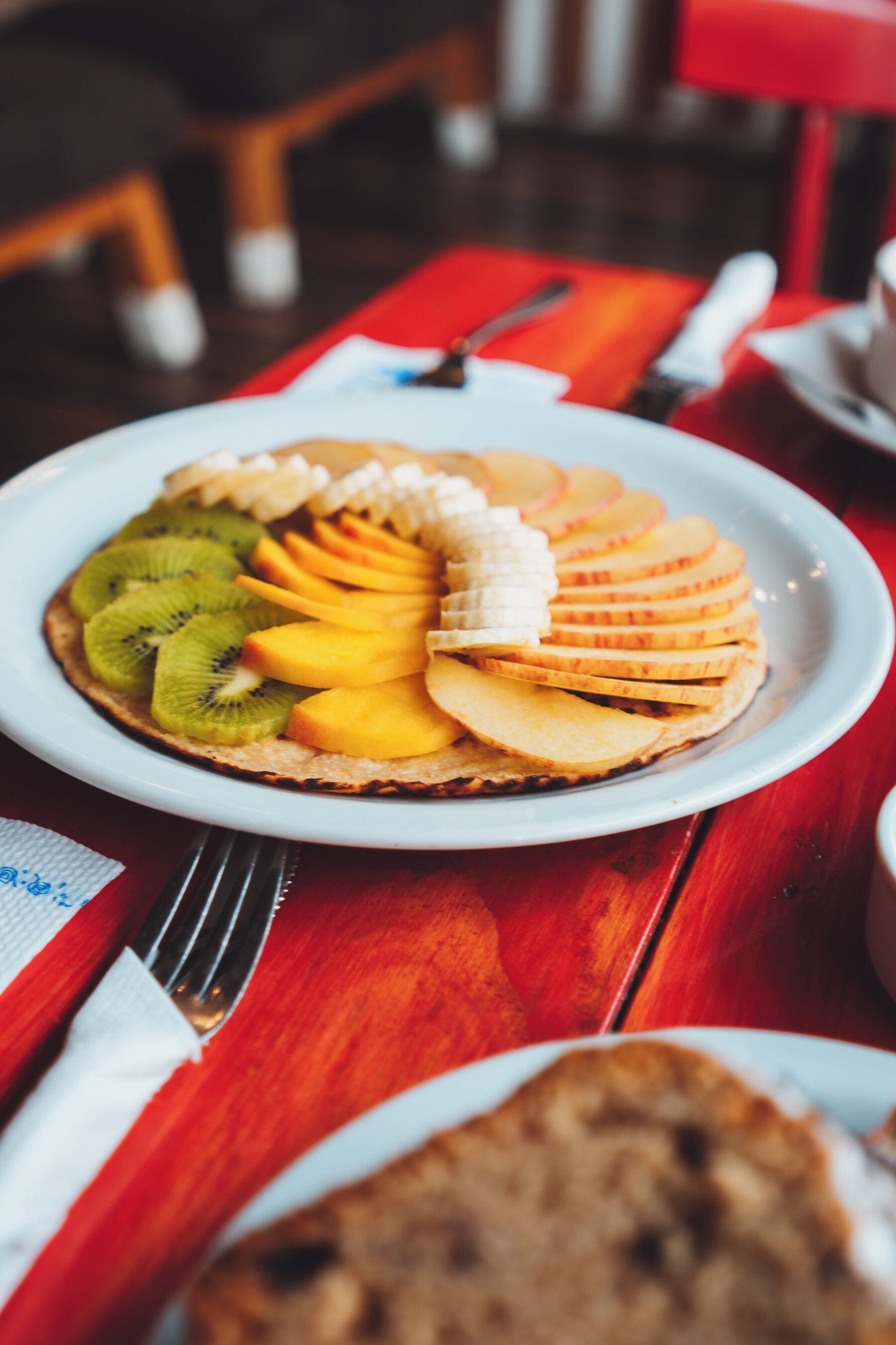 Une assiette de fruits sur une table en bois.