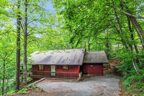 Exterior - Private 4BR Family Friendly Mountain Cabin w/ Hot Tub, Multiple deck & Game Room (Gatlinburg)