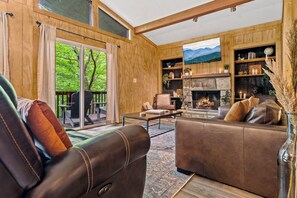 Smart TV, fireplace, ping pong - Private 4BR Family Friendly Mountain Cabin w/ Hot Tub, Multiple deck & Game Room (Gatlinburg)