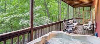 Private 4BR Family Friendly Mountain Cabin w/ Hot Tub, Multiple deck & Game Room