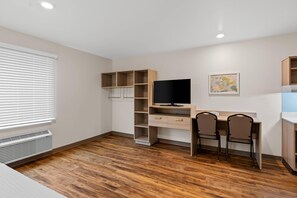 スイート キングベッド 1 台 バリアフリー 禁煙 | デスク、ノートパソコン用作業スペース、WiFi (無料)、ベッドシーツ