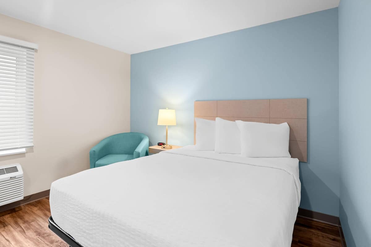 Suite, 1 Queen Bed, Non Smoking | Desk, laptop workspace, free WiFi, bed sheets