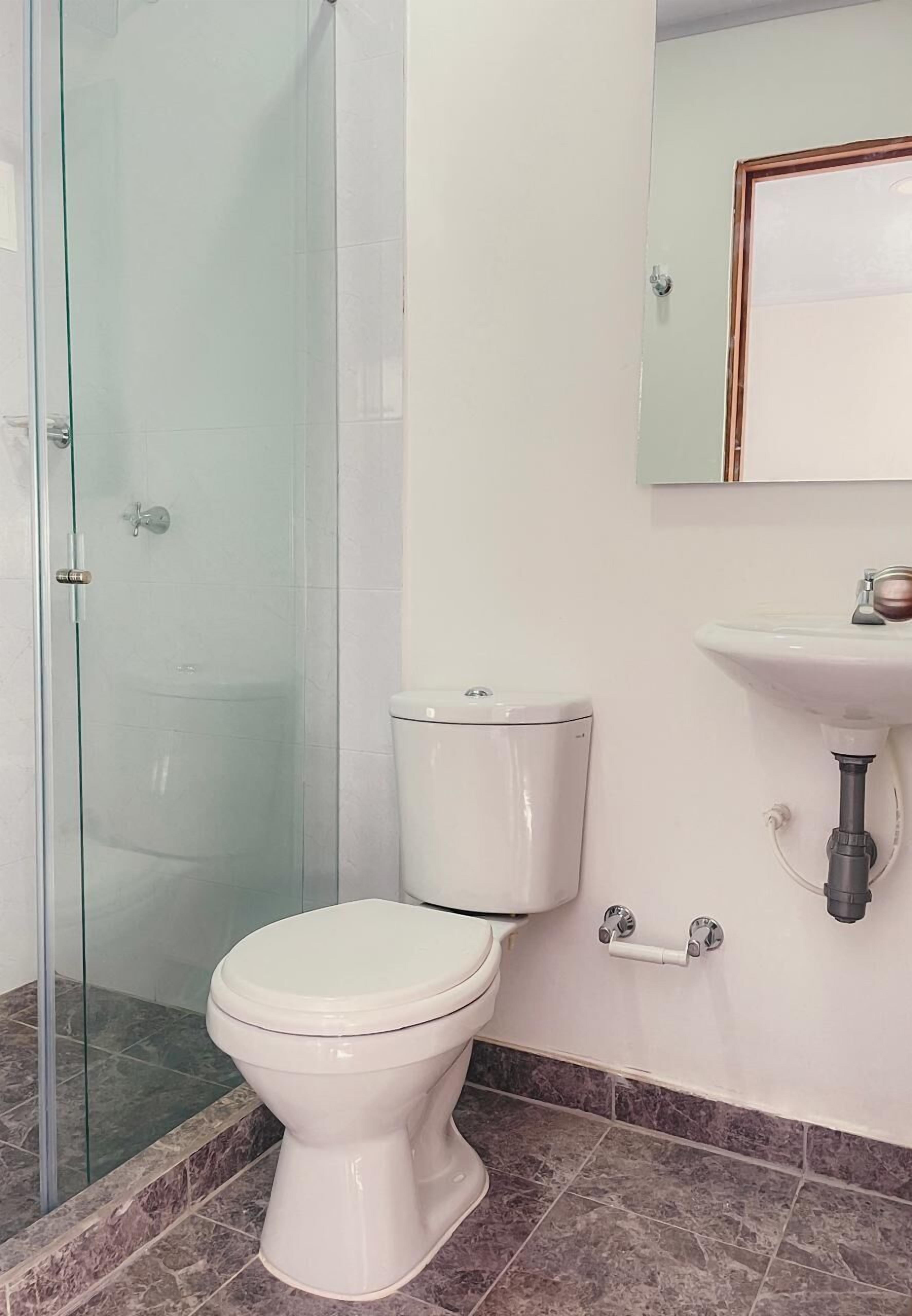 ห้องเบสิกดับเบิล | ห้องน้ำ | ฝักบัว, ผ้าเช็ดตัว, สบู่, กระดาษชำระ