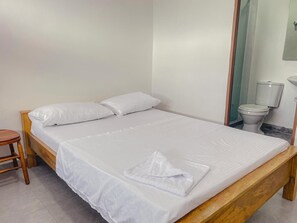 基础三人房 | 免费 WiFi、床单