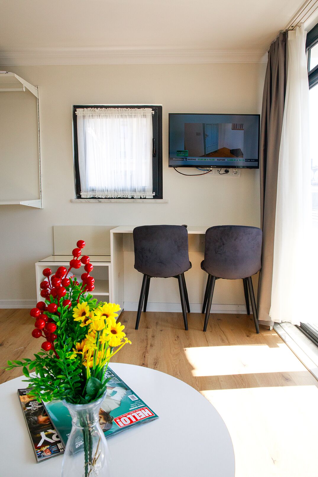 Superior appartement | Een kluis op de kamer, een bureau, geluiddichte muren