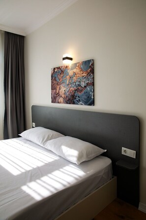 Studio Deluks, 1 Tempat Tidur Double | Brankas, meja kerja, kedap suara, dan setrika/meja setrika