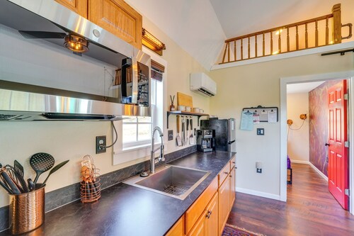 Whimsical Cabin w/ Grill < 4 Mi to Lake Brownwood!