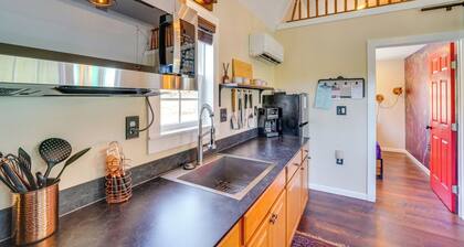 Whimsical Cabin w/ Grill < 4 Mi to Lake Brownwood!