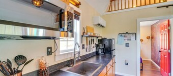 Whimsical Cabin w/ Grill < 4 Mi to Lake Brownwood!