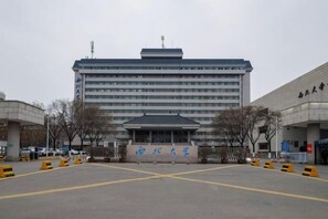 A large building with multiple floors and a central entrance. - H Hotel (Xi'an Bell and Drum Tower Nanmenwai Northwest University Shuijing) (Xi'an)