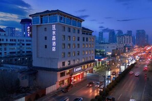 A hotel with multiple floors, a prominent sign, and a busy street in the background. - H Hotel (Xi'an Bell and Drum Tower Nanmenwai Northwest University Shuijing) (Xi'an)