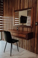 Habitación Business, 1 cama de matrimonio grande | Caja fuerte, mobiliario individual, escritorio