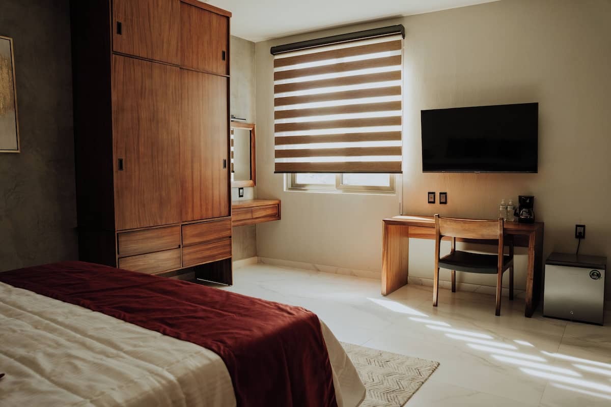 Premium kamer | Een kluis op de kamer, individueel gemeubileerd, een bureau