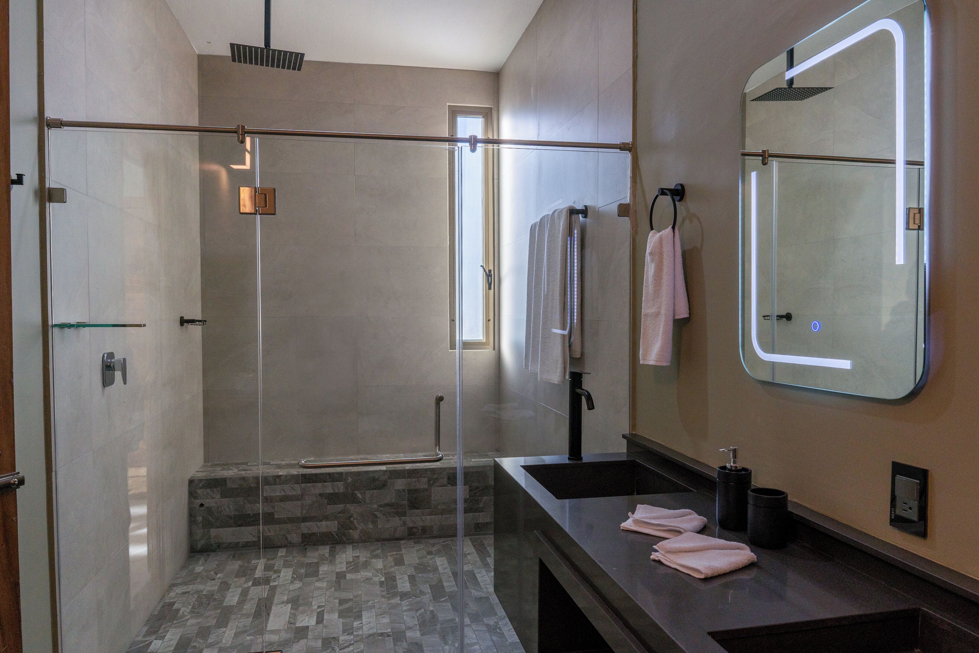Chambre Familiale, vue jardin | Salle de bain