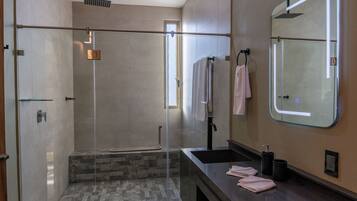 Chambre Familiale, vue jardin | Salle de bain
