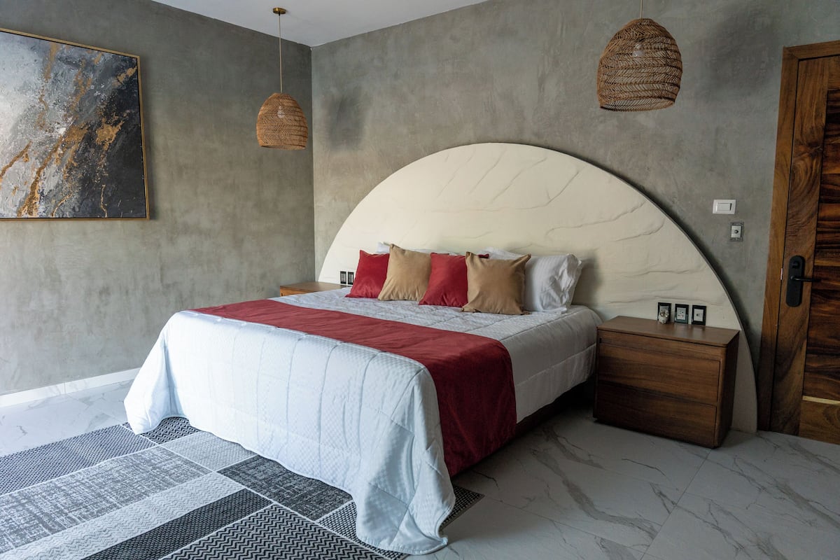 Luxe kamer, uitzicht op tuin | Een kluis op de kamer, individueel gemeubileerd, een bureau