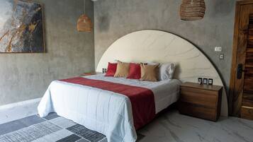 Habitación de lujo, vista al jardín | Caja de seguridad en la habitación, muebles diferentes y escritorio