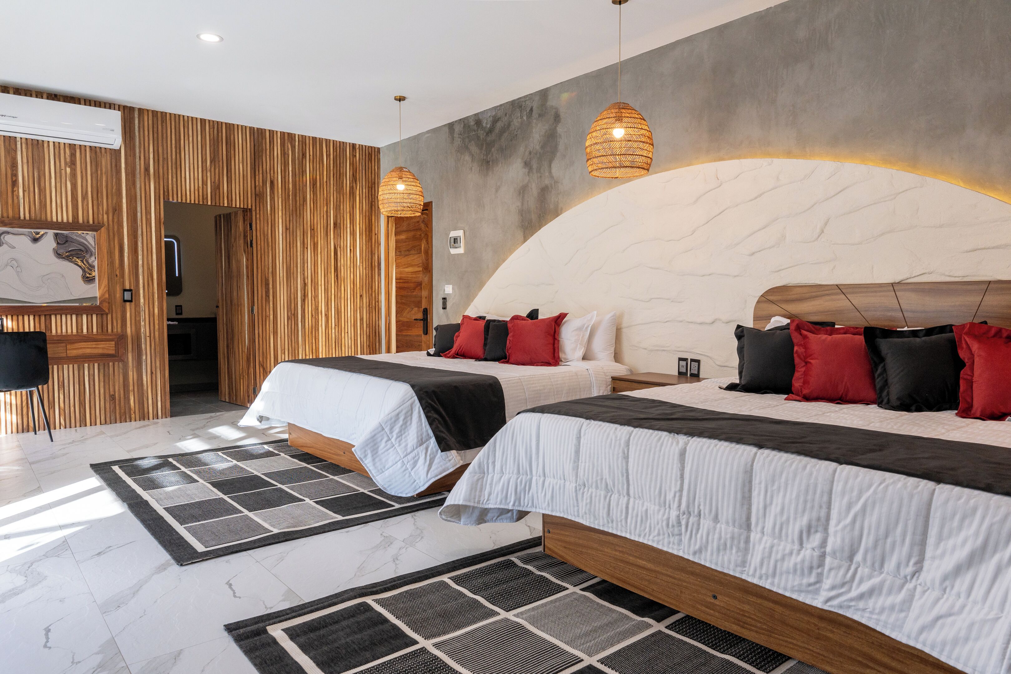 Habitación familiar, vistas al jardín | Caja fuerte, escritorio, espacio para trabajar con un portátil