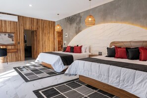 Habitación familiar, vistas al jardín | Caja fuerte, escritorio, espacio para trabajar con un portátil