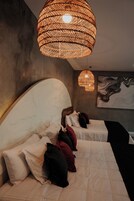 Habitación familiar, vistas al jardín | Caja fuerte, mobiliario individual, escritorio