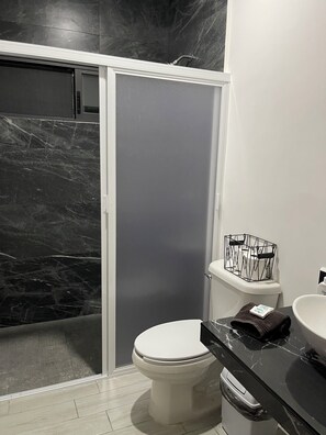 Dusche, Haartrockner, Handtücher, Seife