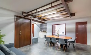 Appartement supérieur, Plusieurs lits, cuisine, vue sur la ville | Salle à manger