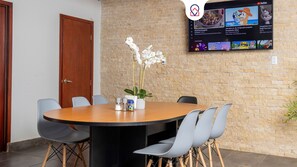 Superior-Apartment, Mehrere Betten, Küche, Stadtblick | Esszimmer