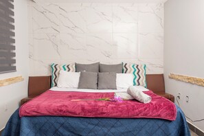Appartement supérieur, Plusieurs lits, cuisine, vue sur la ville | 3 chambres, couette en duvet, décor unique, ameublement unique