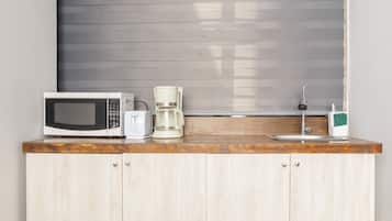 Departamento superior, varias camas, cocina, vista a la ciudad | Cocina privada | Refrigerador con congelador, microondas y parrilla de estufa