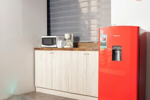 Appartement supérieur, Plusieurs lits, cuisine, vue sur la ville | Cuisine privée | Réfrigérateur grande capacité avec congélateur, four à micro-ondes