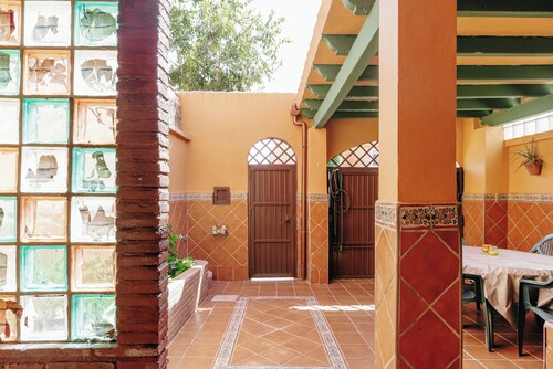 Acogedor Hogar en Cádiz con Patio y Amenidades Deportivas