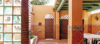 Acogedor Hogar en Cádiz con Patio y Amenidades Deportivas