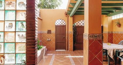 Acogedor Hogar en Cádiz con Patio y Amenidades Deportivas
