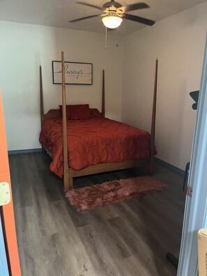 2 habitaciones, tabla de planchar con plancha, wifi y ropa de cama 