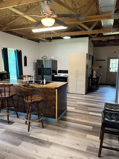 Charming 2-bedroom bed & breakfast in serene Coldspring with AC, WiFi