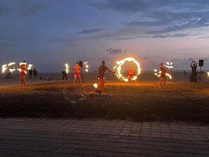 Douche, sèche-cheveux, serviettes fournies, savon