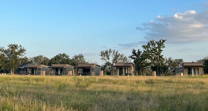 Sandstone / Casita #4 - Private Porch, Luxury, Country Feels, Walk to Wineries