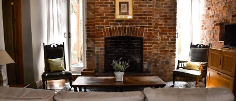 Smart TV, fireplace
