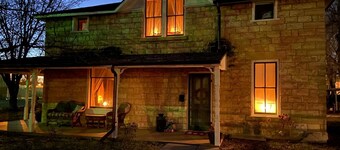 Buffalo Haus: Entire House, Welcoming Historic Limestone House Downtown