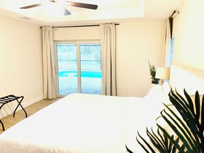 4 chambres, bureau, fer et planche à repasser, lit de bébé portatif