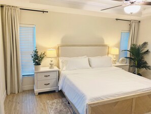 4 dormitorios, escritorio, tabla de planchar con plancha y cuna de viaje