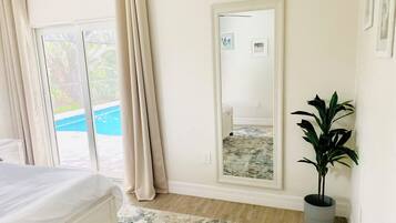 4 bedrooms, desk, iron/ironing board, travel crib