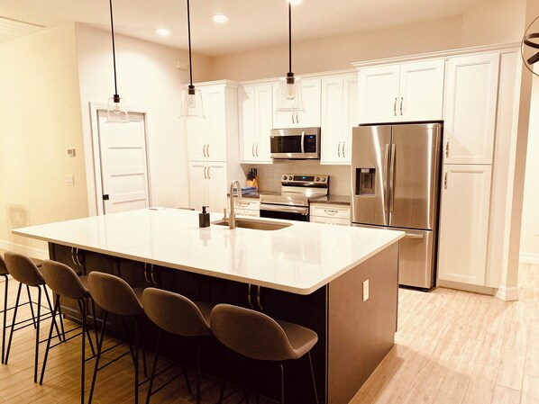 Frigorífico, microondas, horno y placa de cocina