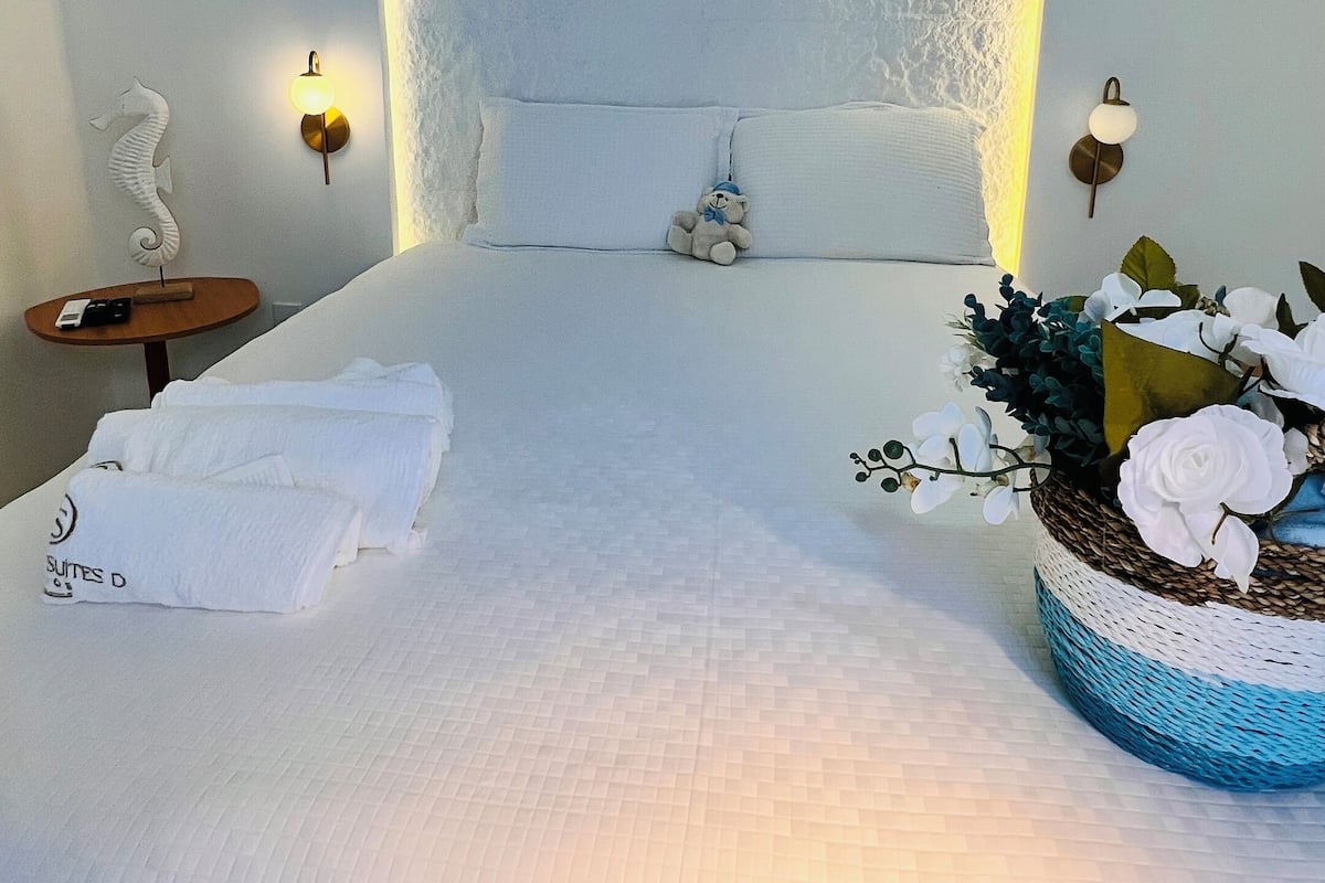Deluxe-suite - udsigt til pool | 1 soveværelse, premium-sengetøj, senge med madrasser af memory foam