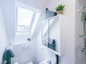 Een douche, een haardroger, handdoeken, zeep