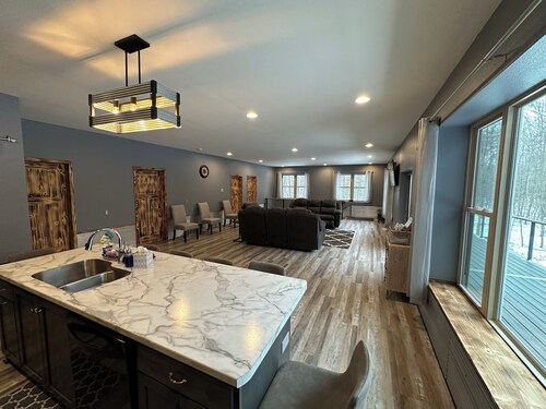 Big Chip Outdoors - 4 bedroom house with WiFi & AC in Heart of Chippewa Flowage