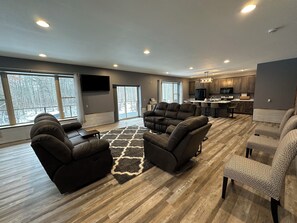 Smart TV - Big Chip Outdoors - 4 bedroom house with WiFi & AC in Heart of Chippewa Flowage (Hayward)