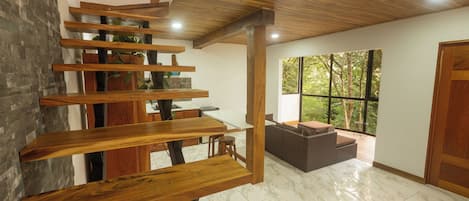 Dúplex, 1 habitación, balcón, vista a la montaña | Área de sala de estar | Televisión de pantalla plana de 36 cm con canales por cable
