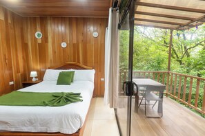 Hypo-allergenic bedding, down comforters, desk, laptop workspace - Casas Clusia Monteverde (Monteverde)